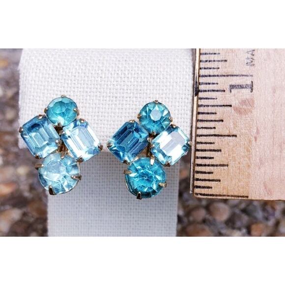 Vintage Baby Blue Rhinestone Coro Gold Tone Screw Back Earrings - Picture 9 of 9